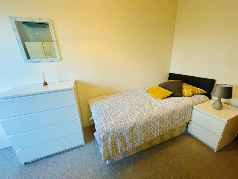 Room Castletown Road in Greater London