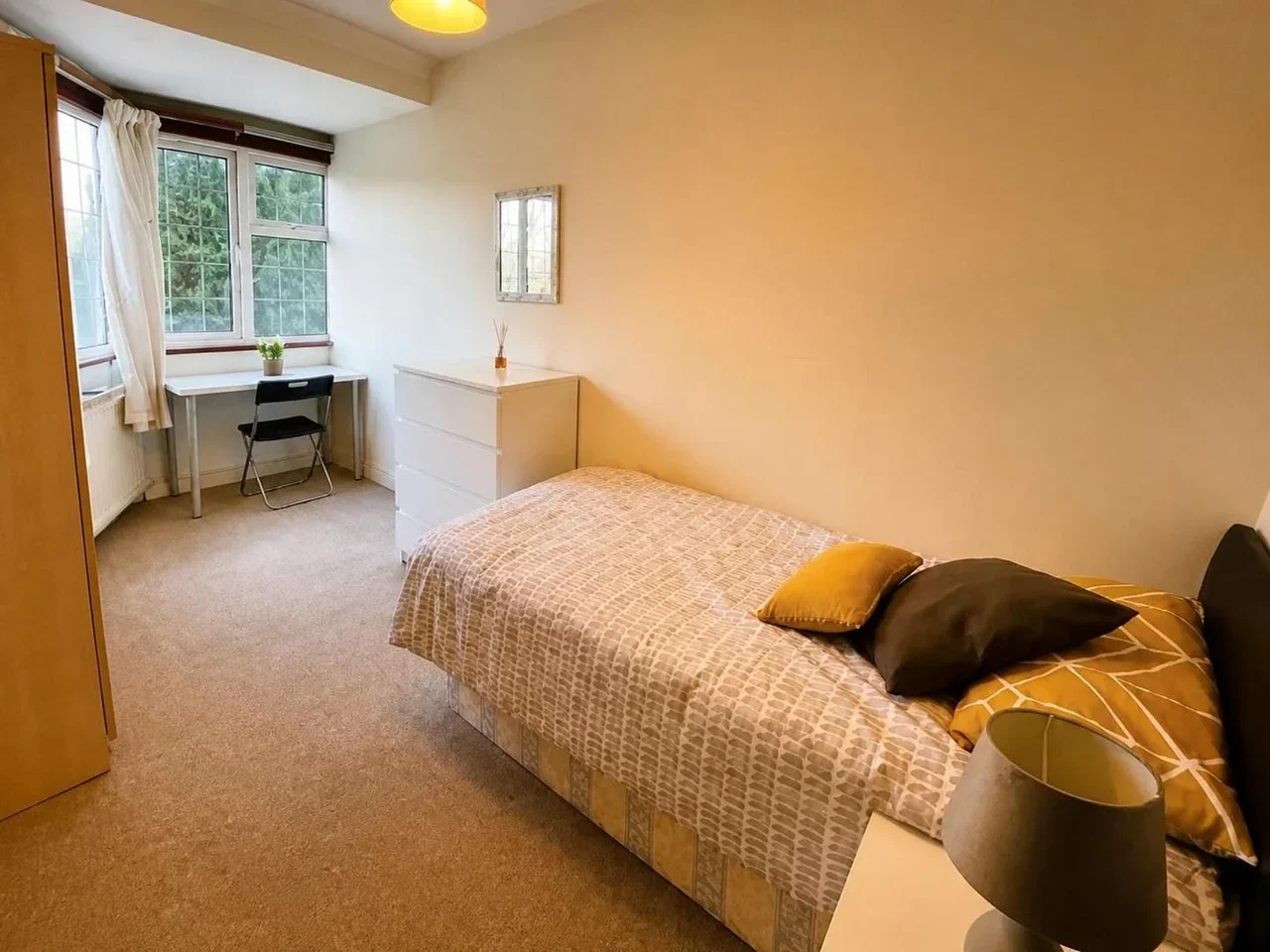 Room Castletown Road in Greater London