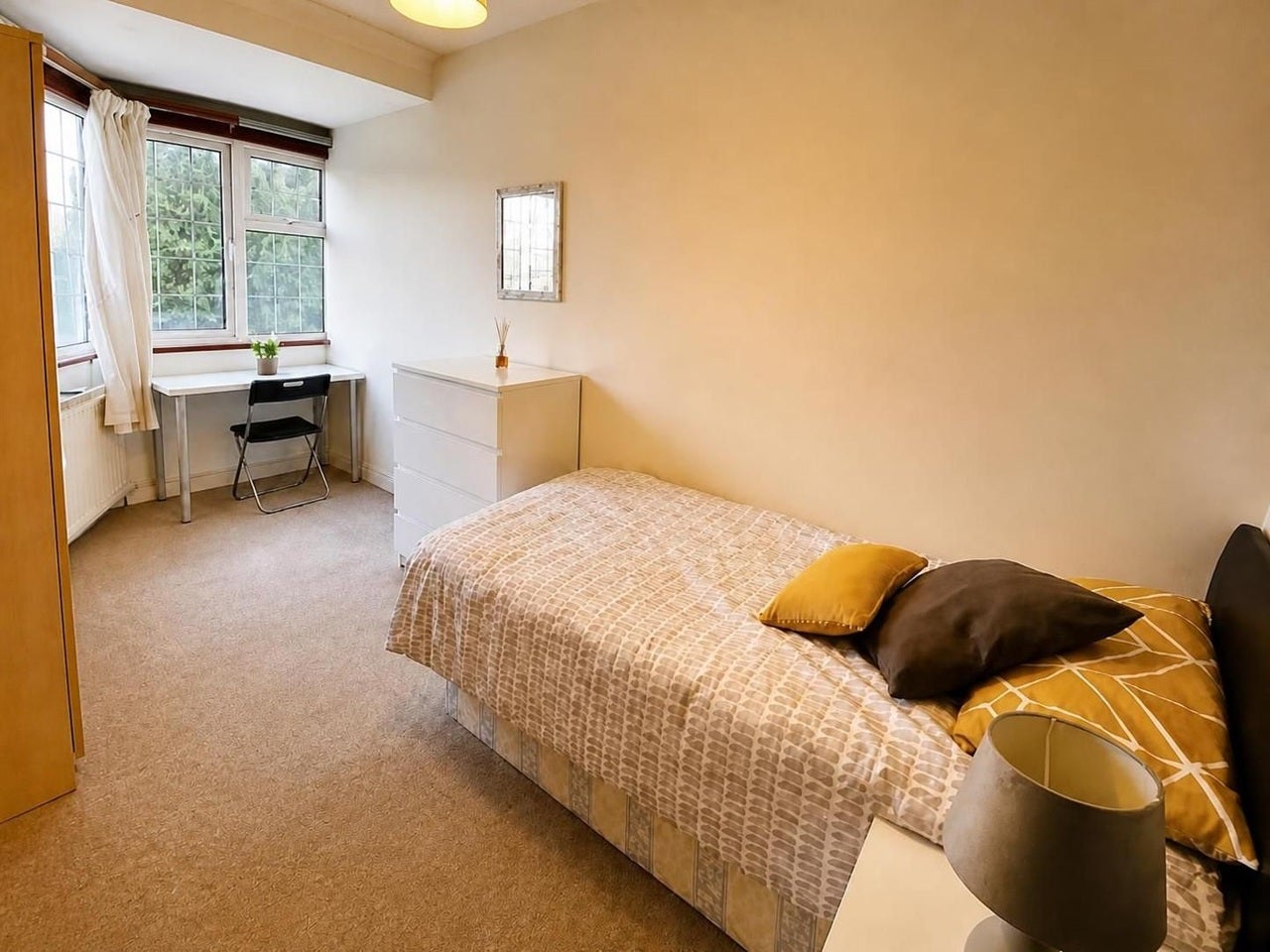 Room Castletown Road in Greater London