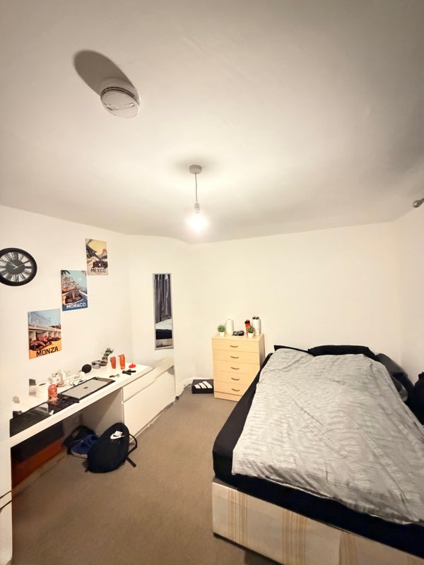 Room Barkham Road in Greater London