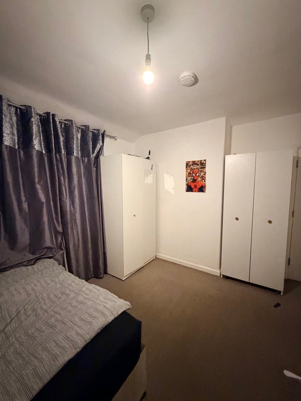 Room Barkham Road in Greater London