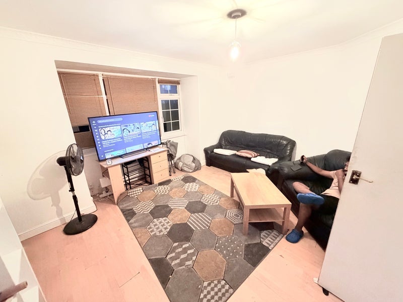 Room Barkham Road in Greater London