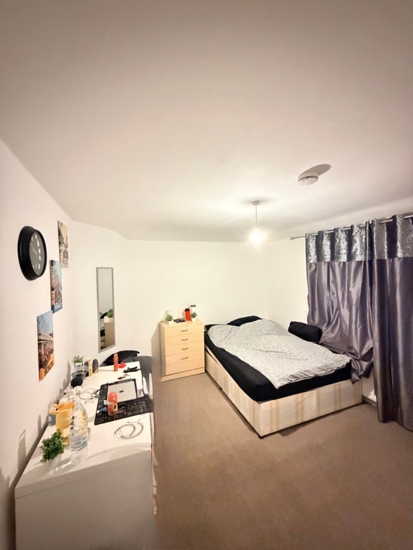 Room Barkham Road in Greater London