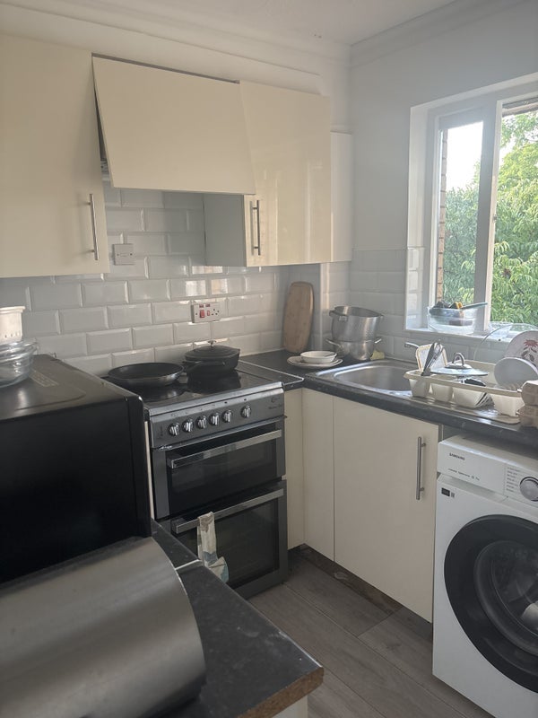 Room Medesenge Way in Greater London