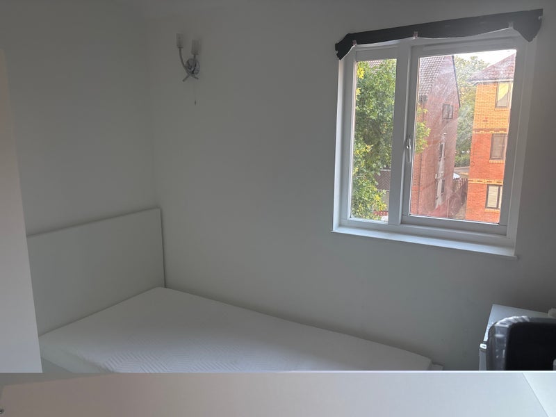 Room Medesenge Way in Greater London