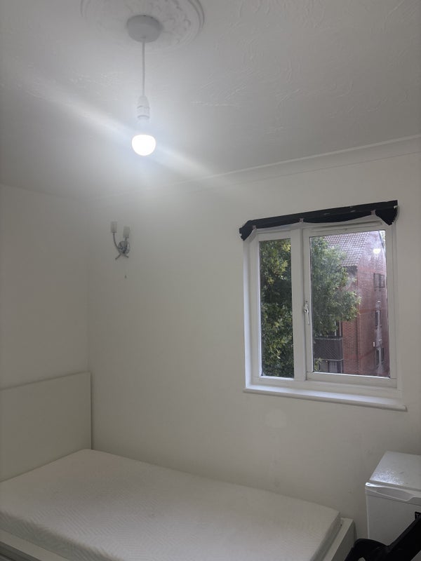 Room Medesenge Way in Greater London