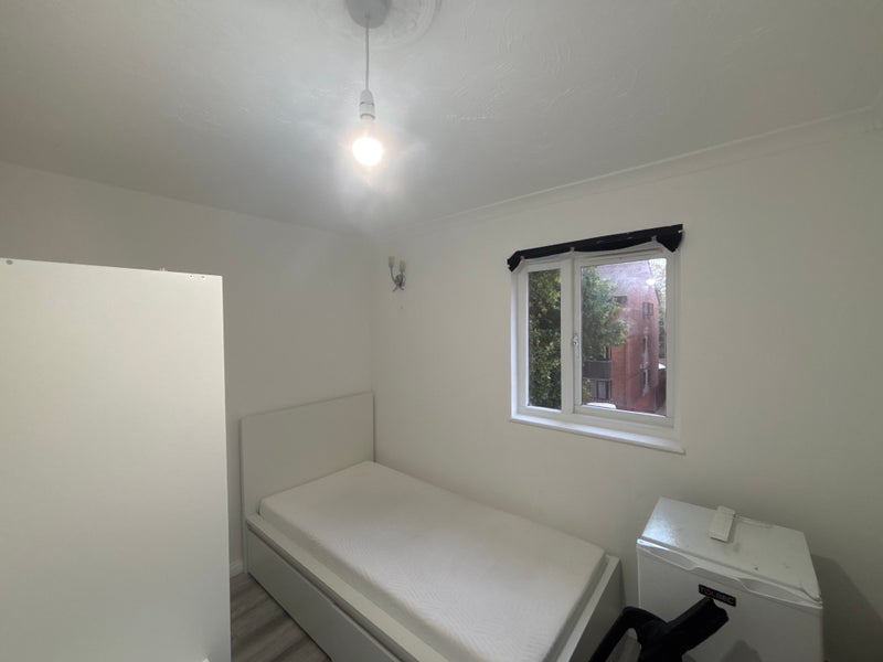 Room Medesenge Way in Greater London