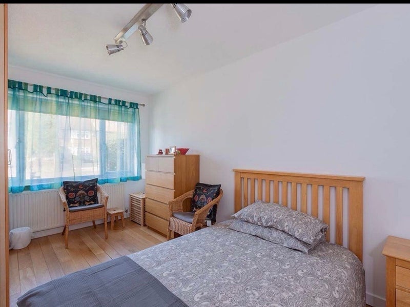 Room Downs Road in Slough
