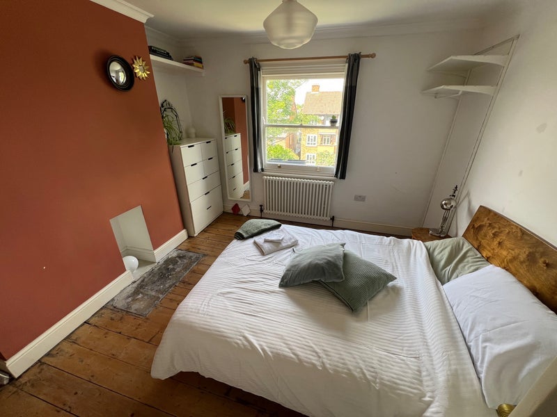 Room Glenarm Road in Greater London