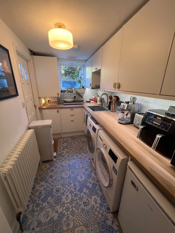 Room Glenarm Road in Greater London