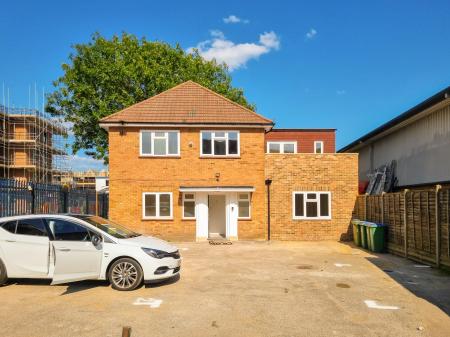 Flat Garston Park Parade in Watford