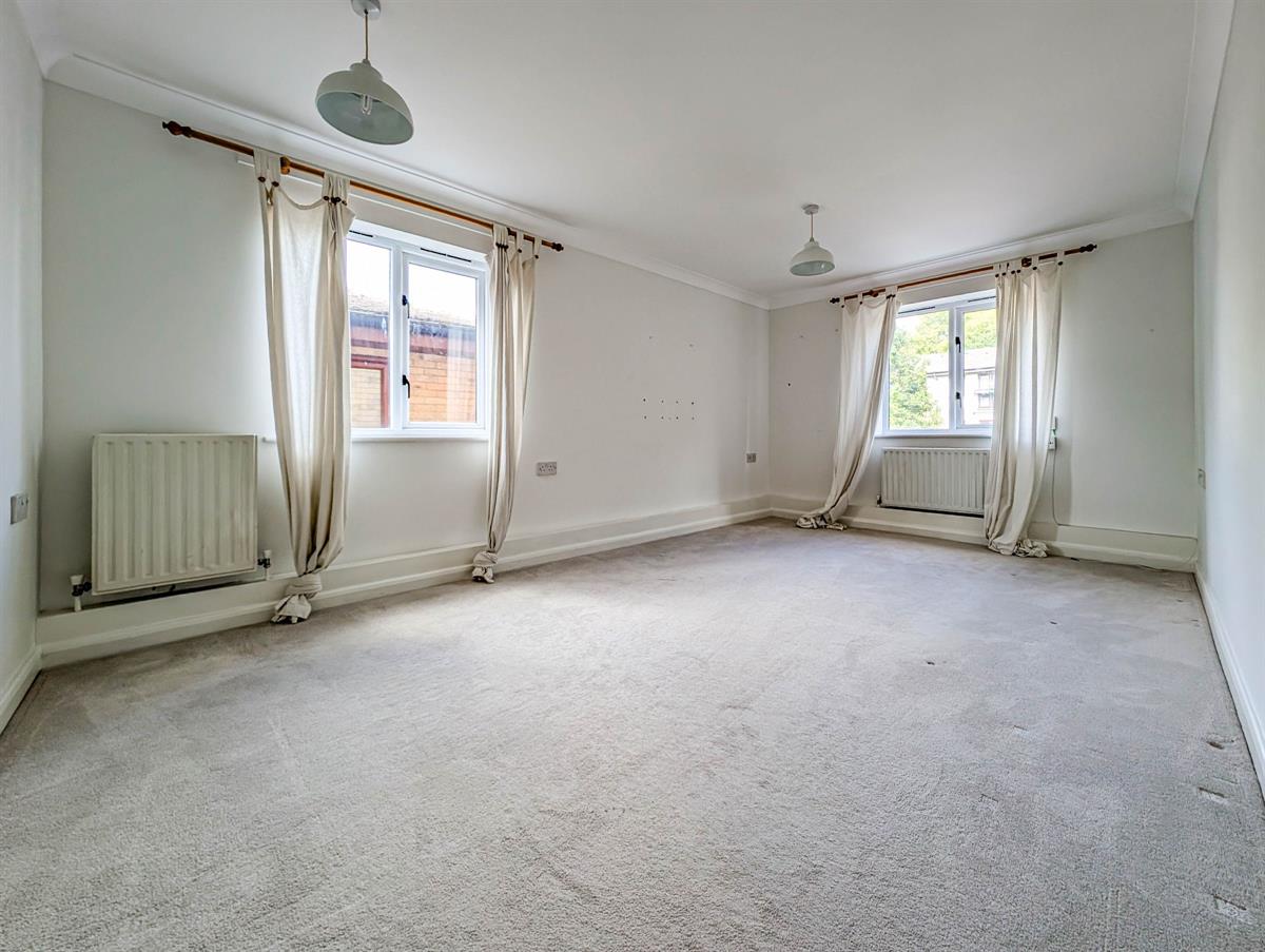 Flat Cleeve Way in Greater London