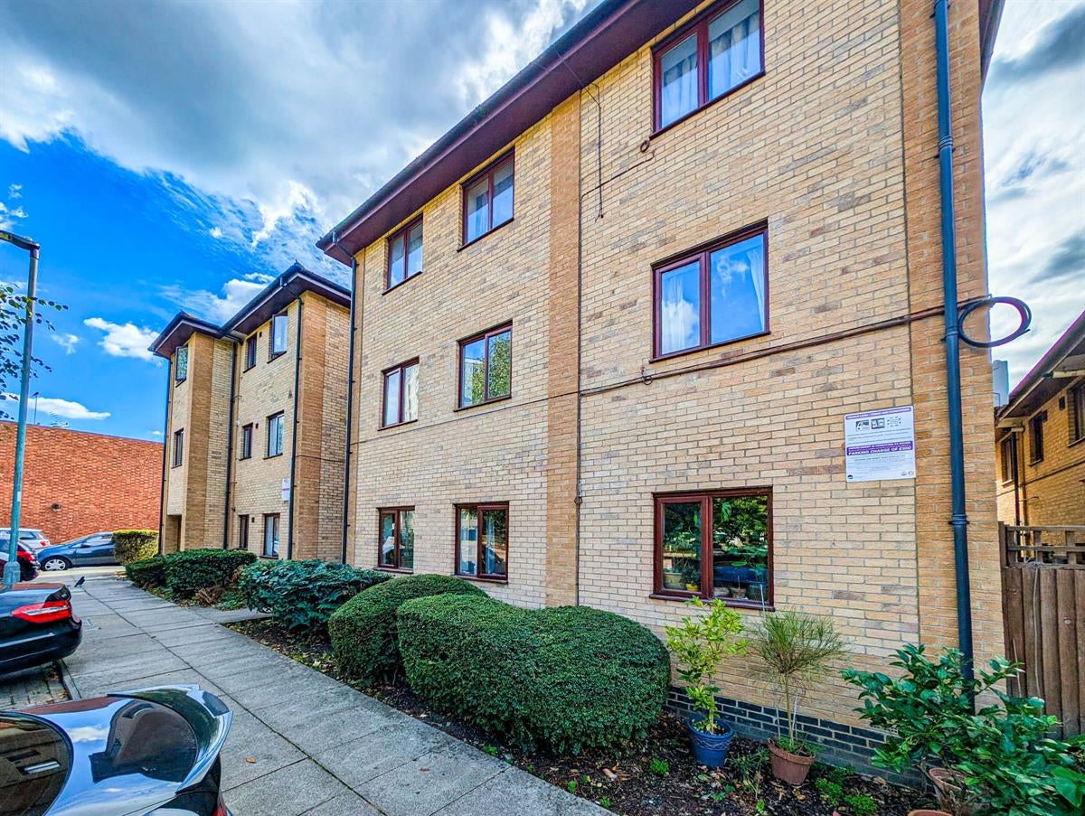 Flat Cleeve Way in Greater London