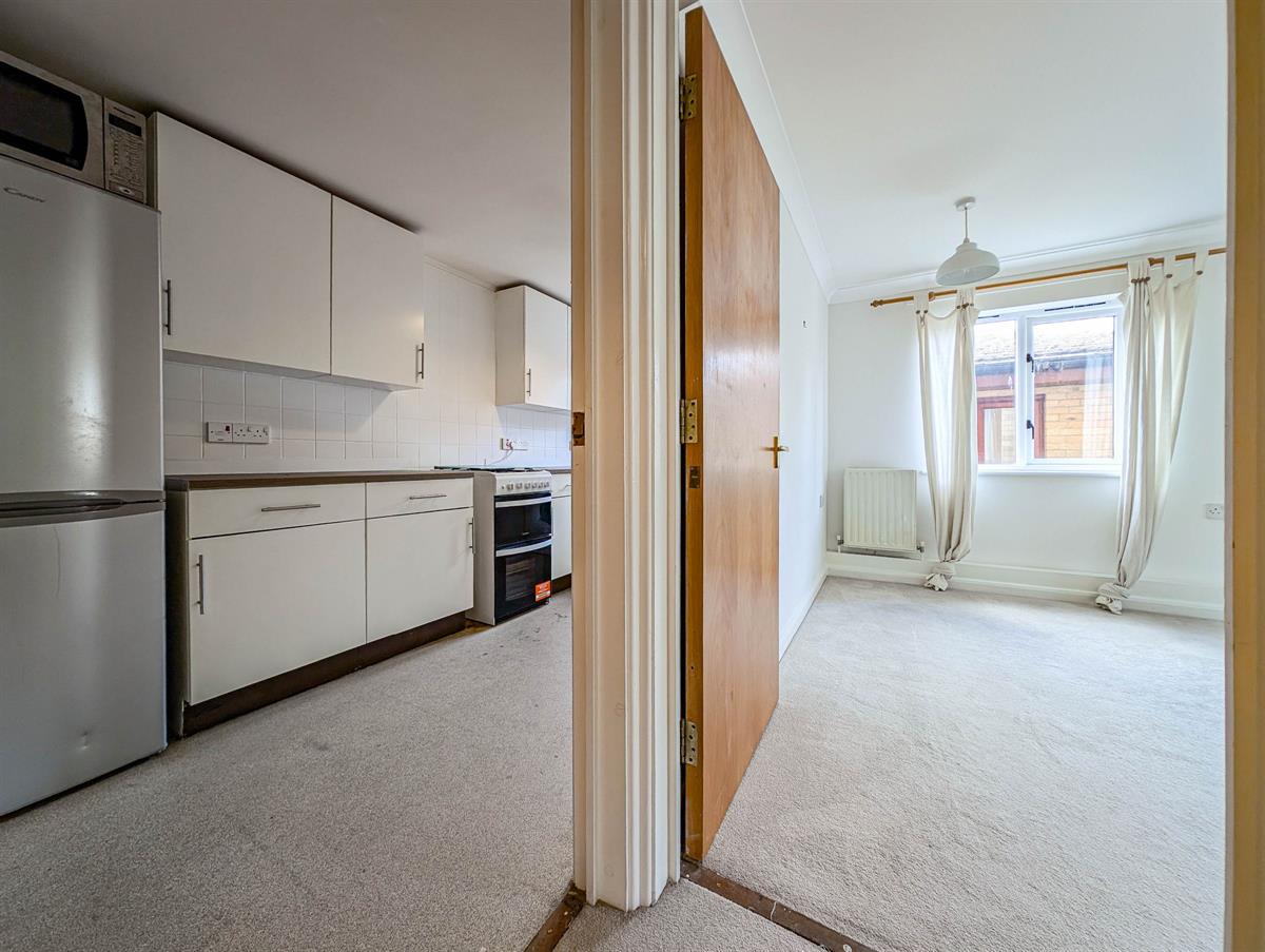 Flat Cleeve Way in Greater London