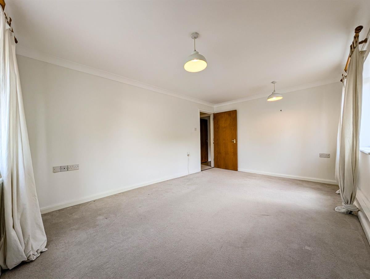 Flat Cleeve Way in Greater London