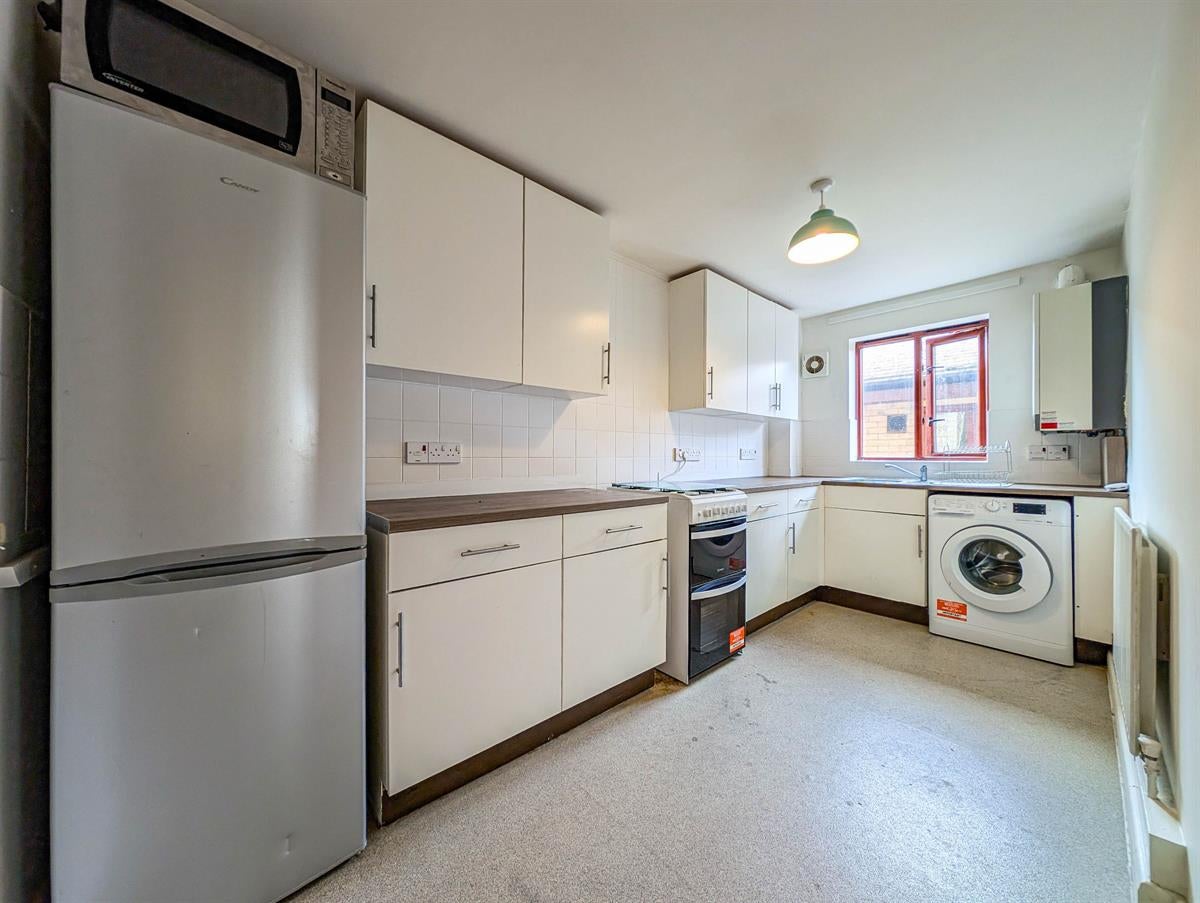 Flat Cleeve Way in Greater London