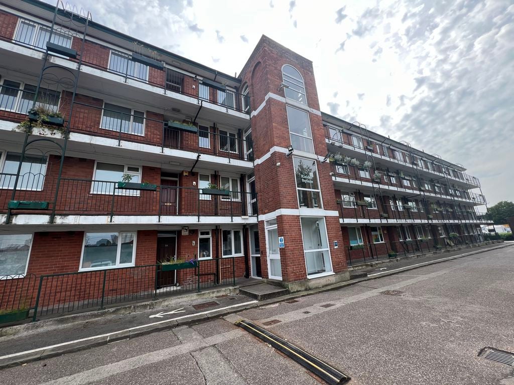Flat Constance Gardens in Salford