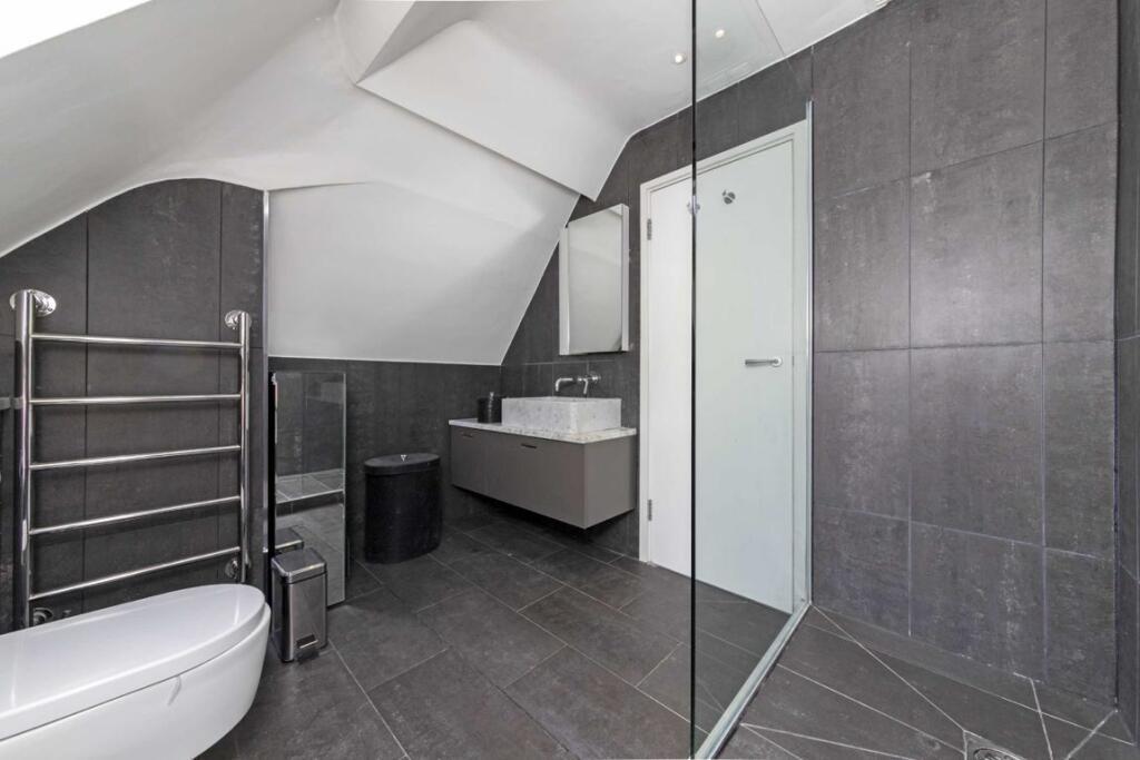 Flat Fitzjohn's Avenue in Greater London