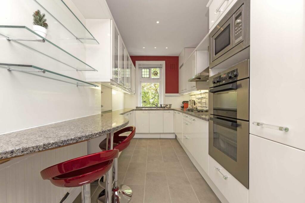 Flat Fitzjohn's Avenue in Greater London