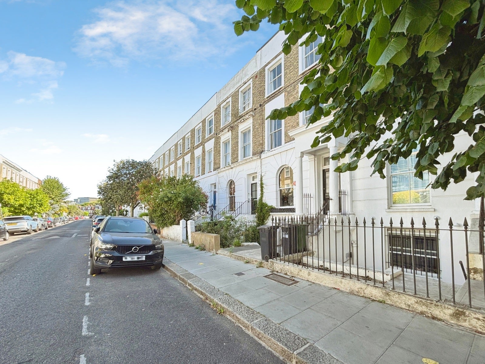 Flat Stanlake Road in Greater London