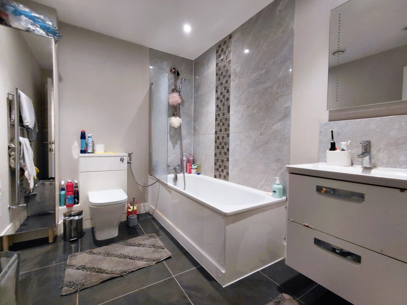 Flat Eaton Rise in Greater London