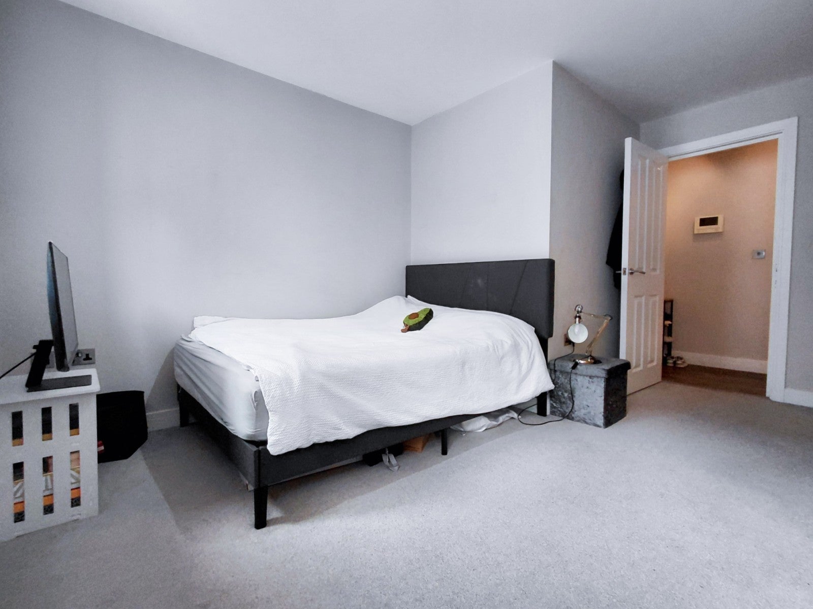 Flat Eaton Rise in Greater London