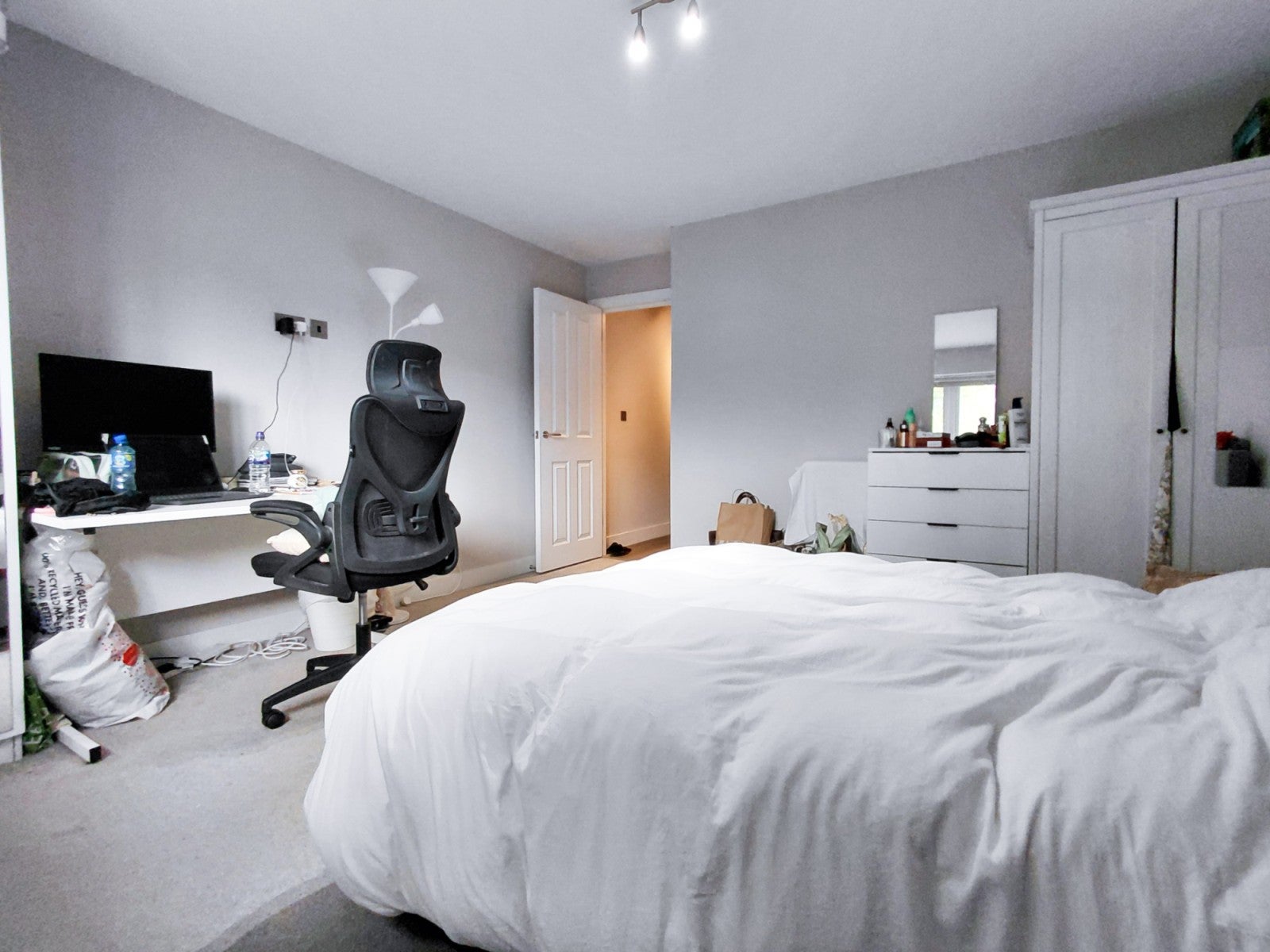 Flat Eaton Rise in Greater London
