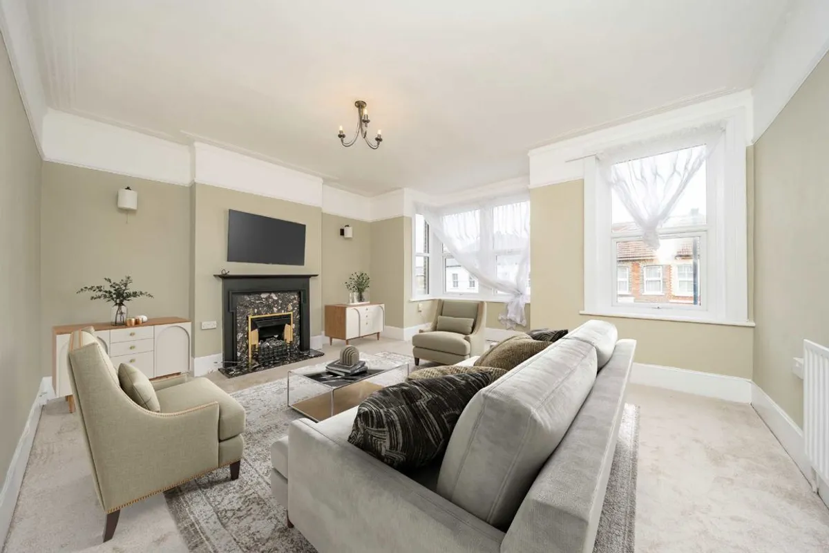 Flat Thurlestone Road in Greater London