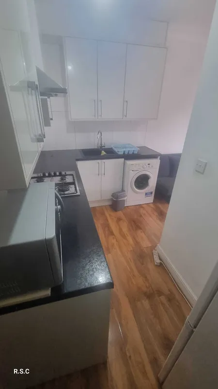 Flat Wren Avenue in Greater London