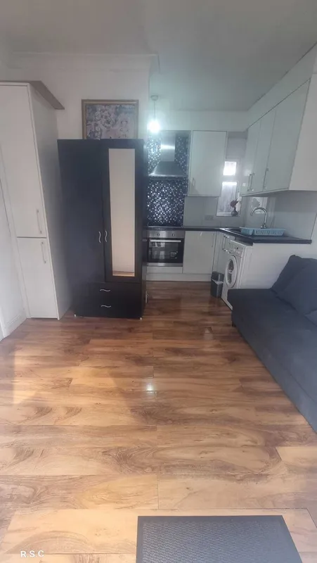Flat Wren Avenue in Greater London