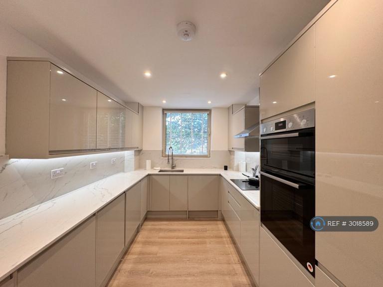 Flat Queen's Terrace in City of Westminster