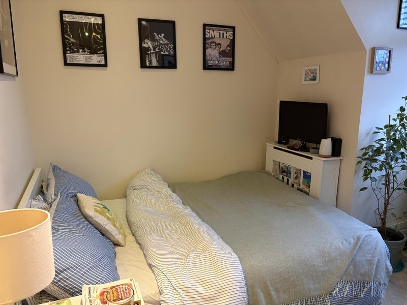 Room Barrow Road in Greater London