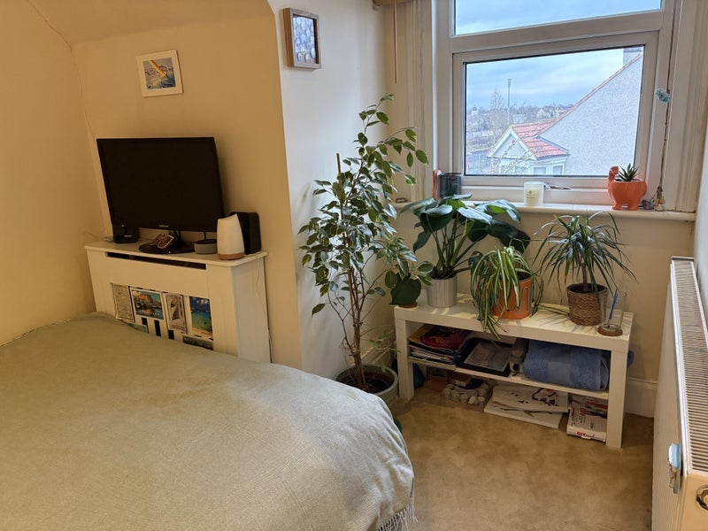Room Barrow Road in Greater London