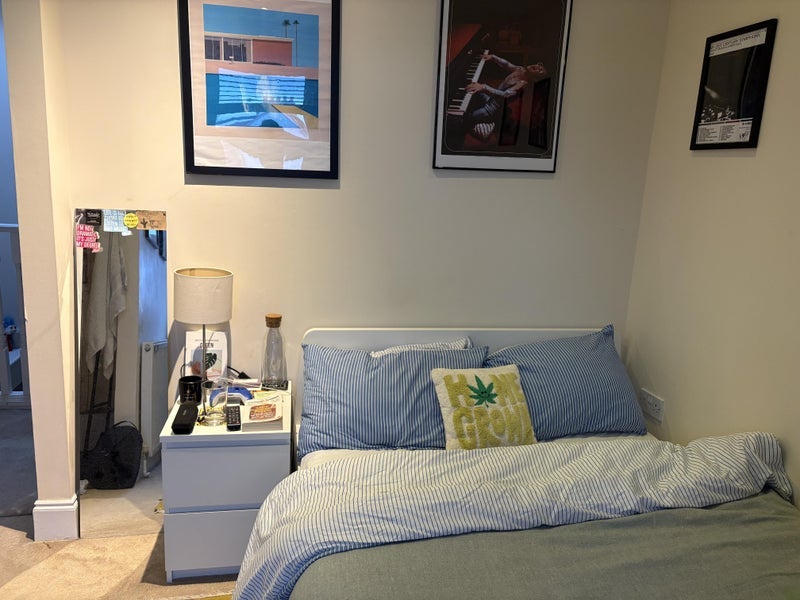 Room Barrow Road in Greater London