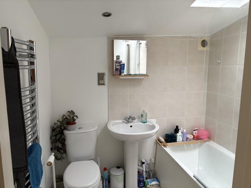 Room Barrow Road in Greater London