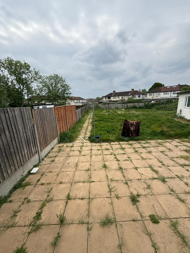 Flat Westleigh Gardens in Greater London