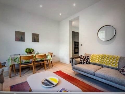 Flat Avenell Road in Greater London