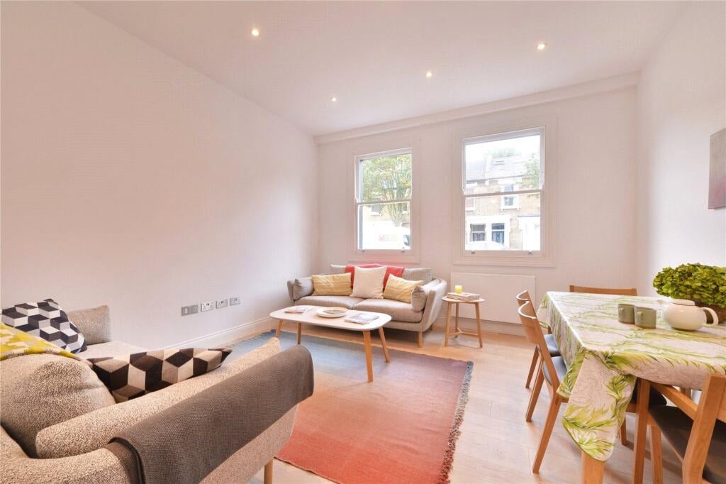 Flat Avenell Road in Greater London