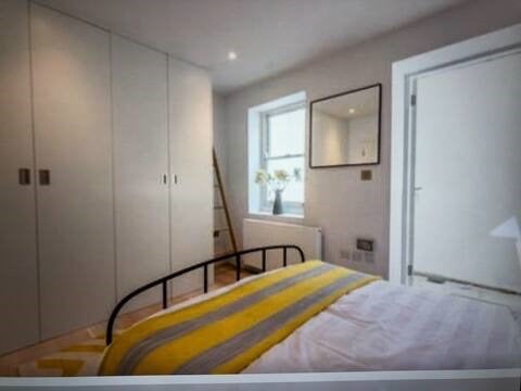 Flat Avenell Road in Greater London