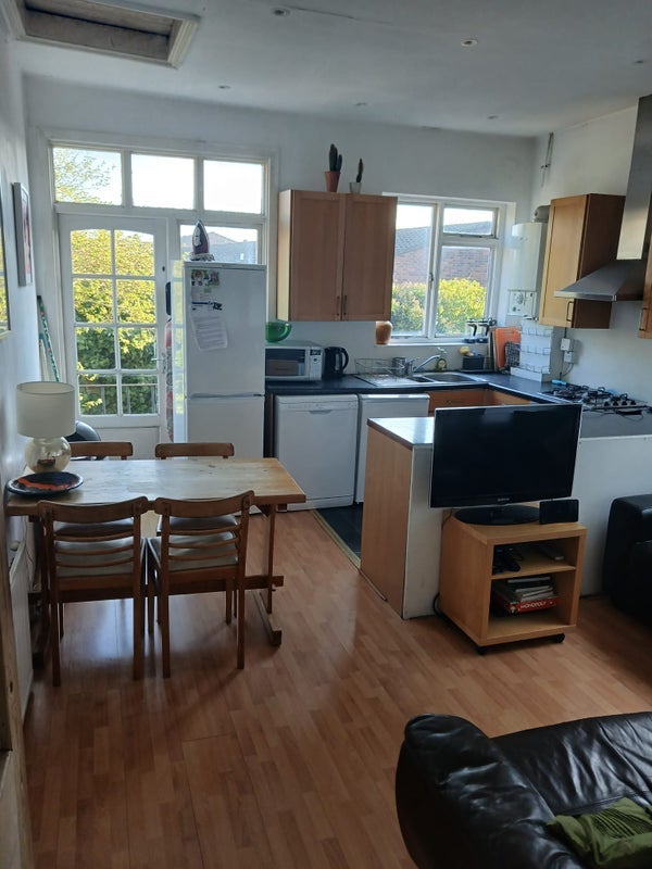 Flat Oakmead Road in Greater London