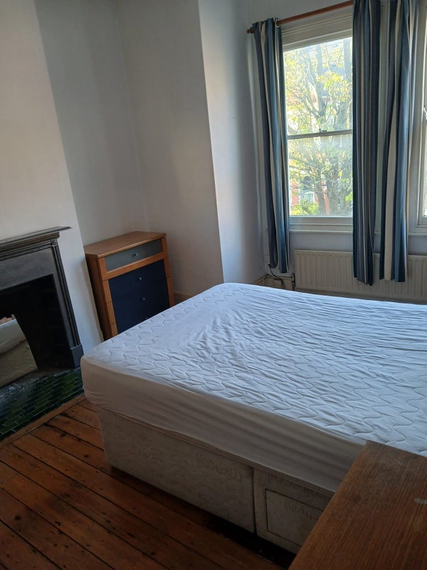 Flat Oakmead Road in Greater London