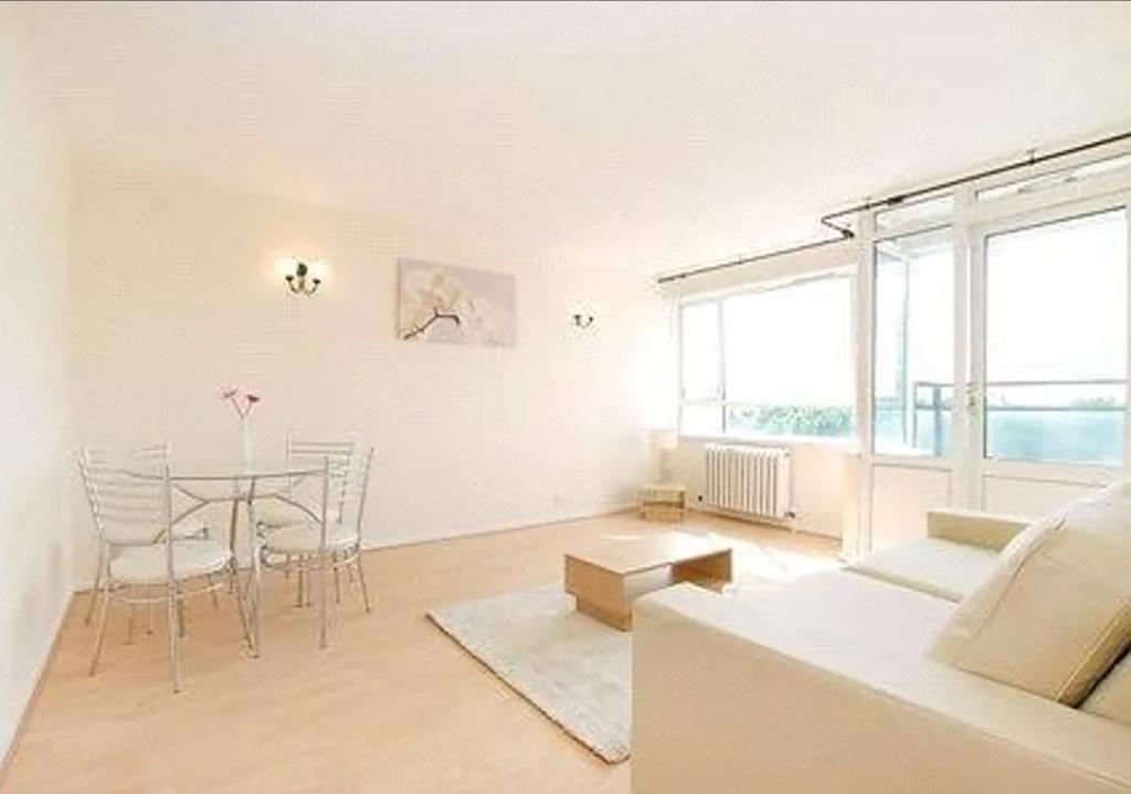 Flat Churchill Gardens Road in City of Westminster