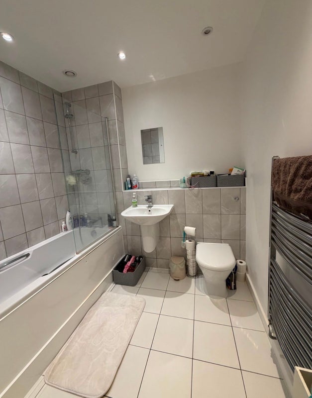 Room Broadwater Road in Greater London