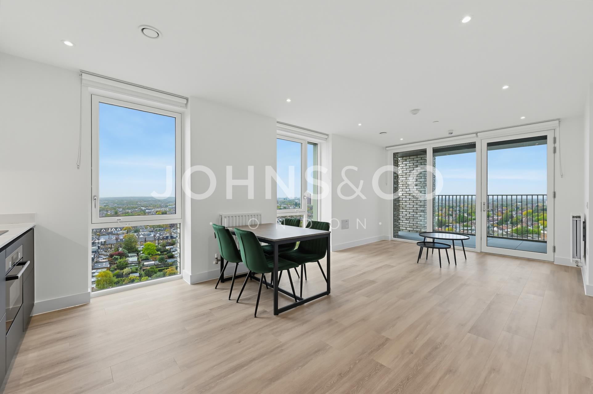 Flat Victoria Road in Greater London