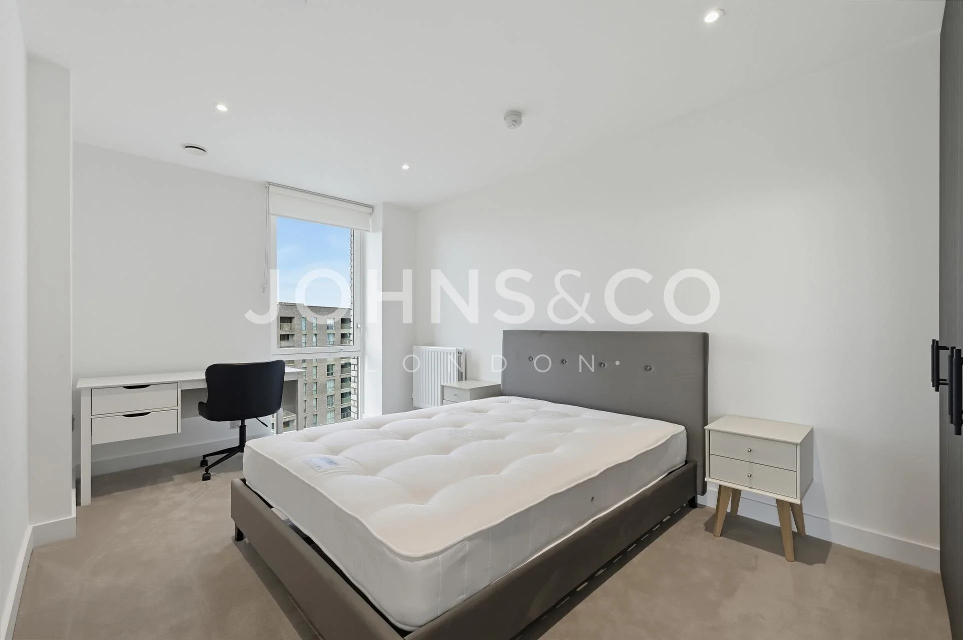 Flat Victoria Road in Greater London