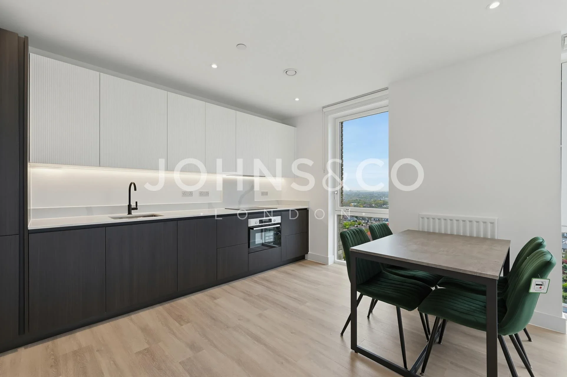 Flat Victoria Road in Greater London