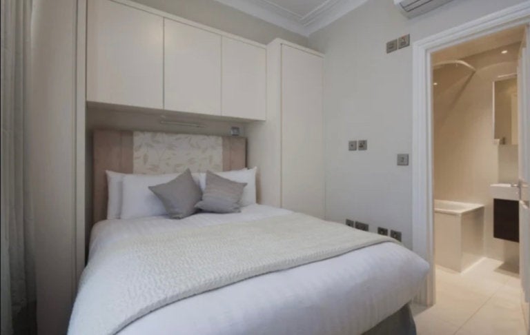 Flat Poplar Place in City of Westminster