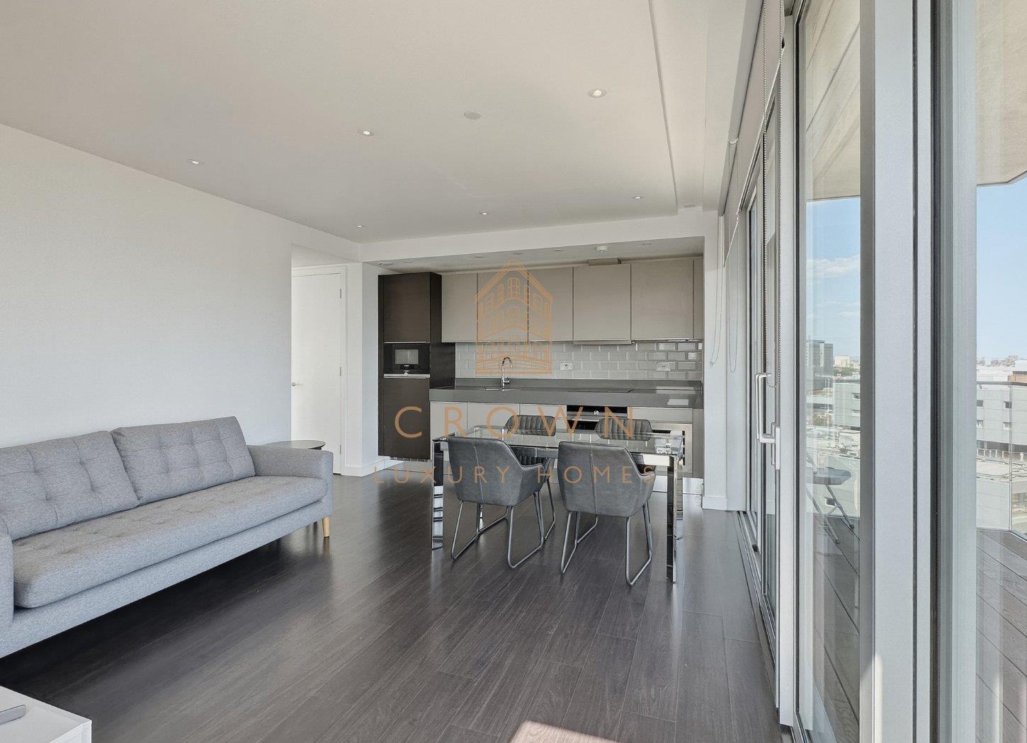 Flat Alie Street in Greater London