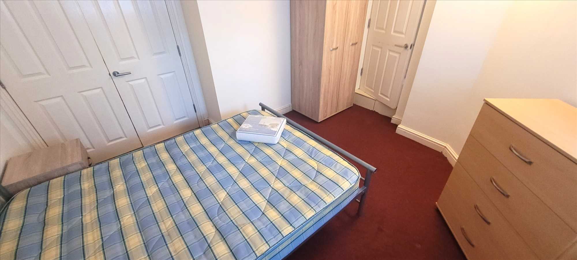 Flat Waverley Road in Bristol