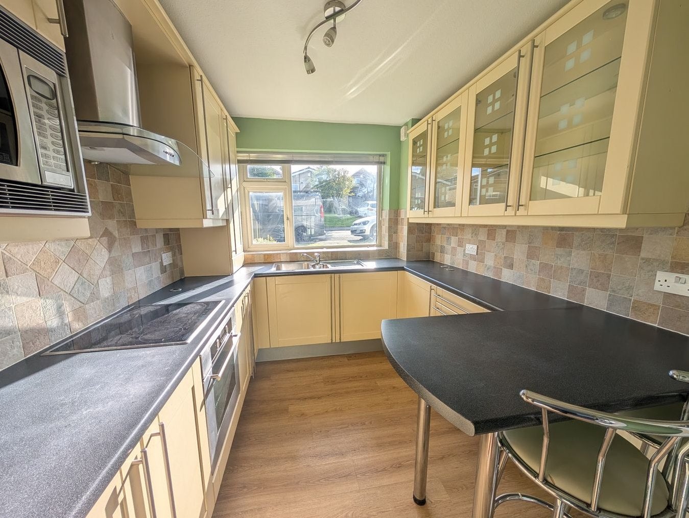 Flat Deanwood Crescent in Bradford